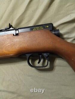 Vintage Crosman 262.177 Co2 Pellet Rifle