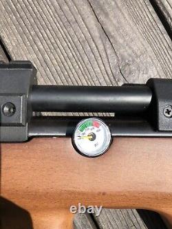 Carabine à air comprimé Beeman PCP Underlever, modèle 1357, calibre .177, avec lunette 4x32 et montures.