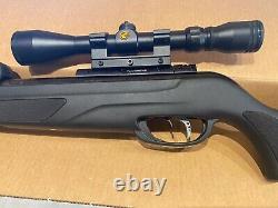 Carabine à air comprimé Gamo Swarm Maxxim calibre 177 en noir avec étui de transport et munitions.