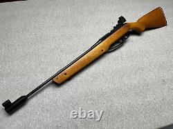 Carabine à plombs Vintage Daisy 853.177 avec crosse en bois et visée réglable.