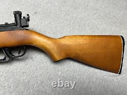 Carabine à plombs Vintage Daisy 853.177 avec crosse en bois et visée réglable.