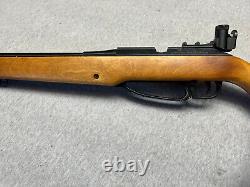 Carabine à plombs Vintage Daisy 853.177 avec crosse en bois et visée réglable.