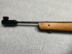 Carabine à plombs Vintage Daisy 853.177 avec crosse en bois et visée réglable.