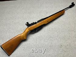 Carabine à plombs Vintage Daisy 853.177 avec crosse en bois et visée réglable.