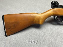 Carabine à plombs Vintage Daisy 853.177 avec crosse en bois et visée réglable.