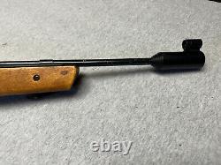 Carabine à plombs Vintage Daisy 853.177 avec crosse en bois et visée réglable.