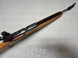 Carabine à plombs Vintage Daisy 853.177 avec crosse en bois et visée réglable.