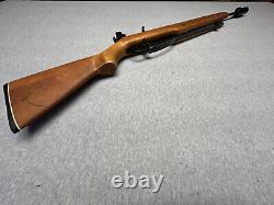 Carabine à plombs Vintage Daisy 853.177 avec crosse en bois et visée réglable.