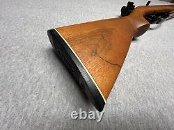 Carabine à plombs Vintage Daisy 853.177 avec crosse en bois et visée réglable.
