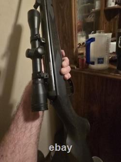 Combo Ruger Air Magnum 177 Cal avec lunette 4x32 et plombs Baracuda 400 pièces Combo Ruger Air Magnum 177 Cal avec lunette 4x32 et plombs Baracuda 400 pièces