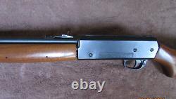 Crosman 75e anniversaire. Carabine à plomb calibre .22, état neuf, crosse en bois, modèle W2200 Magnum.