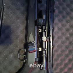 Excellent Ruger Blackhawk. 177 Caliber Pellet Gun with 4x32mm Scope Air Rifle <br/> <br/>Traduction en français : Excellent Ruger Blackhawk. Fusil à plombs de calibre .177 avec lunette 4x32mm.