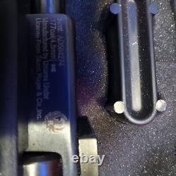 Excellent Ruger Blackhawk. 177 Caliber Pellet Gun with 4x32mm Scope Air Rifle
<br/>	

 <br/> 	Traduction en français : Excellent Ruger Blackhawk. Fusil à plombs de calibre .177 avec lunette 4x32mm.