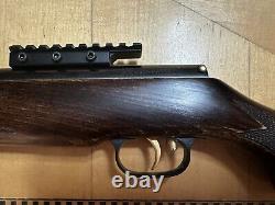 Fusil à air Beeman R7 avec modérateur intégré (rare, difficile à trouver). 177 plombs