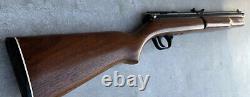 Fusil à air comprimé Sheridan Blue Streak C9A avec pompe pneumatique. Calibre 20 avec crosse en bois.
