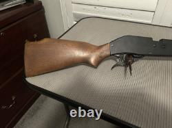 Fusil à air comprimé Smith & Wesson 77A à pompe pneumatique. Calibre .22 à plomb.