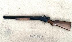 Fusil à plombs de calibre .22 Crosman 101 à pompe pneumatique précoce.