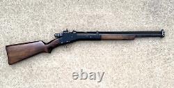 Fusil à plombs de calibre .22 Crosman 101 à pompe pneumatique précoce.