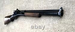 Fusil à plombs de calibre .22 Crosman 101 à pompe pneumatique précoce.