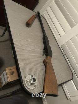 Jolie et puissante carabine à air comprimé Smith & Wesson 77A à pompe pneumatique. Calibre .22 à plombs.