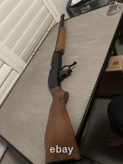Jolie et puissante carabine à air comprimé Smith & Wesson 77A à pompe pneumatique. Calibre .22 à plombs. Jolie et puissante carabine à air comprimé Smith & Wesson 77A à pompe pneumatique. Calibre .22 à plombs.