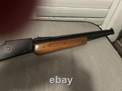 Jolie et puissante carabine à air comprimé Smith & Wesson 77A à pompe pneumatique. Calibre .22 à plombs. Jolie et puissante carabine à air comprimé Smith & Wesson 77A à pompe pneumatique. Calibre .22 à plombs.