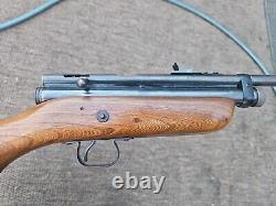 VTG Crosman modèle 180 Carabine à plombs CO2. 1956-62 Sécurité à verrouillage transversal